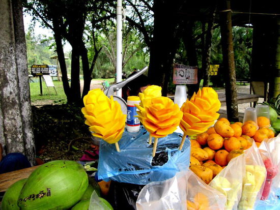 Wo Touristen sich einfinden, sind auch allerlei Händler mit ihrem Warenangebot...
