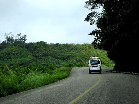 Manchmal ist es gut, solche Regionalbüssli vor sich zu haben...; sie kennen die Strassen und wissen, wo aufpassen...