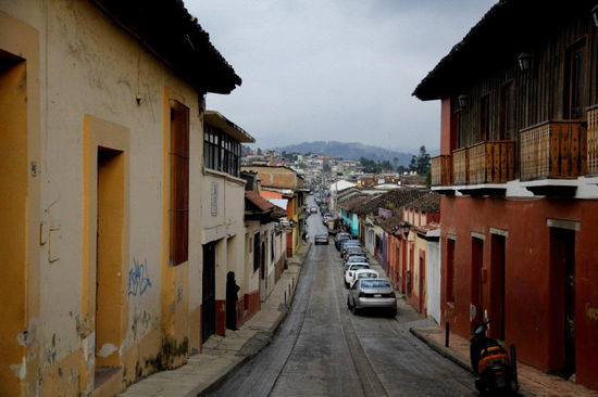 ...doch die Aufmerksamkeit gilt den engen Strassen und den vielen Einbahnen...; nach einigem Suchen - unser GPS machte seine Sache für einmal nicht gut - finden wir den CP Rancho San Nicolas...; er ist etwas abgelegen, dafür sauber und ruhig...