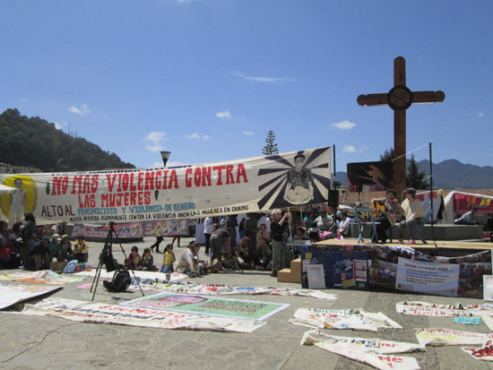 Vor der Kirche feiern die Frauen ihren "Weltfrauentag"...