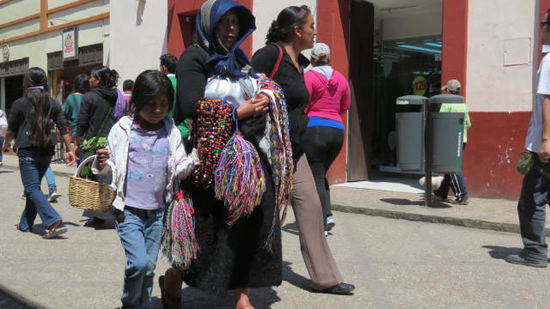 Auch Kinder sind in den Arbeitsprozess eingebunden... - doch Vorsicht! Auch Chiapas kennt die Schulpflicht...! Da die Kinder für den Verdienst der Familie mitarbeiten müssen, gibt es täglich drei Schulbeginne... morgens um 9, mittags um 2 und abends um 5...!