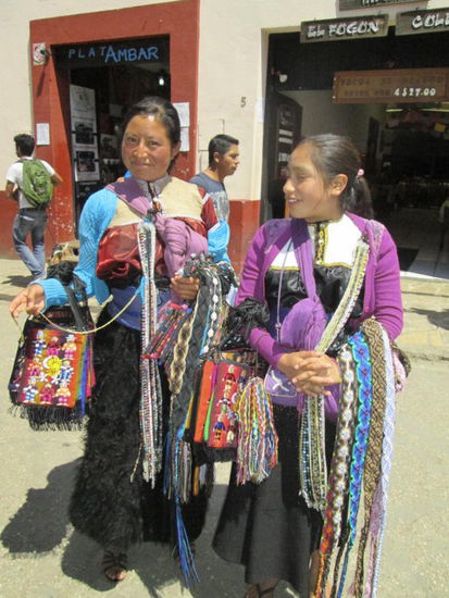 Man beachte den Rock der Frau - im Moment topmodisch...