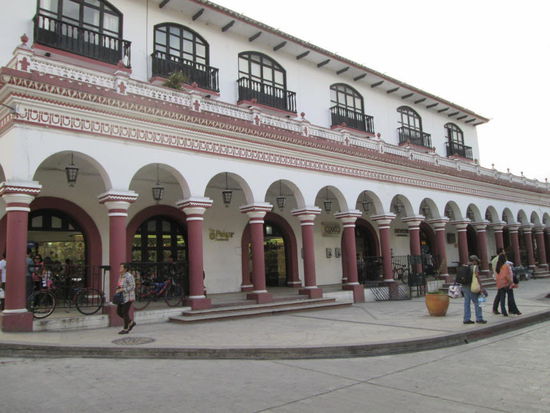 Eleganter Geschäftsbau mit Cafés und schönen Läden...