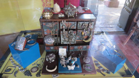 Schmuck und Utensilien von Gertrude...