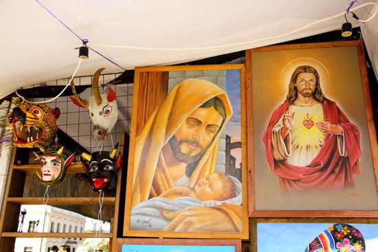 Während die ersten Händler ihre Verkaufsstände öffnen, warten wir auf unsere Reiseleiter... - um 9 morgens beim grossen Kreuz vor der Kirche...