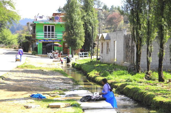 Gewaschen wird noch im nahen Fluss...