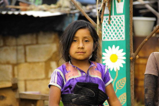 Der Rock ist ein eigentlicher Wollschlauch und wird oberhalb der Hüfte mit einem Stoffgurt zusammen gehalten...