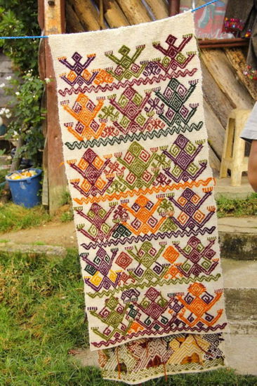 Ein Wandbehang...; die Stickereiarbeiten dauern ca. 1 Monat...; Kostenpunkt: 2000 Pesos = ca. CHF 150.-...