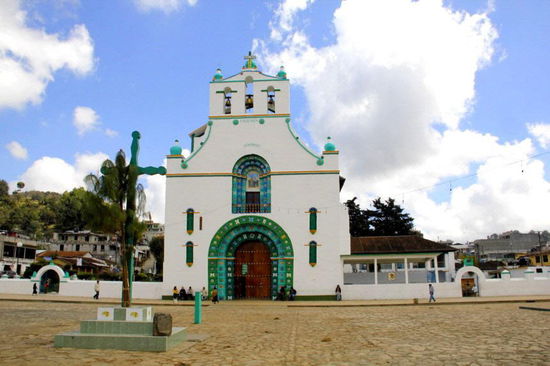 Die Kirche von San Juan Chamula...; im Innern dürfen aus Pietätsgründen keine Aufnahmen gemacht werden...; es gibt auch eigentliche Aufpasser, damit ja nicht fotografiert wird...