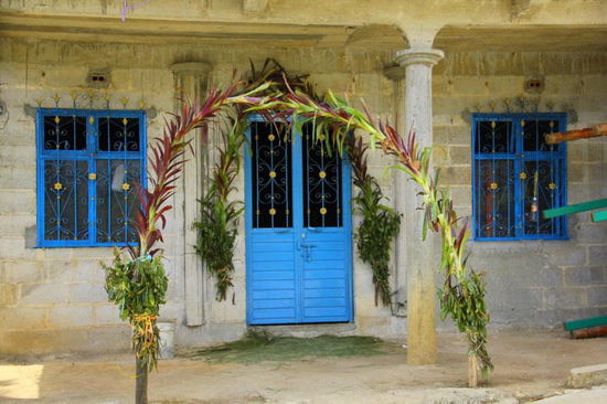 Das Haus eines andern spirituellen Führers...; typisch ist der Bogen vor dem Haus...