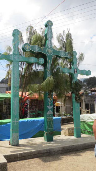 Die 3 Kreuze, die Stadtinsignien von San Juan Chamula haben wenig mit dem christlichen Glauben zu tun, sie sind Symbole für den heiligen Ceibo-Baum der Mayas...; deshalb gibt es in Palenque auch den Tempel zum Kreuz sowie den Blätterkreuztempel...
Wir fahren weiter zur Gemeinde Zincantán...