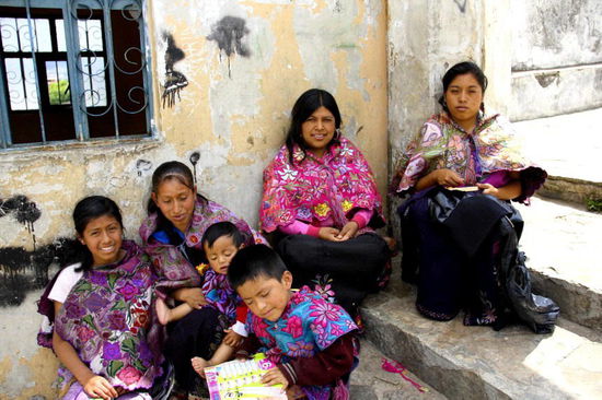 Die Kleider sind sehr bunt...