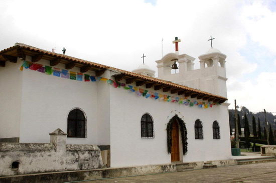 Die katholische Kirche Nr. 2...; auch hier drin darf nicht fotografiert werden...; der Blumenschmuck allerdings wäre wirklich fotografierenswert...