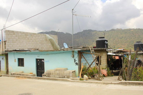 Wir dürfen ein Haus einer 9-köpfigen Familie besichtigen...