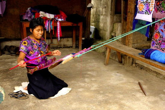 Die Familie stellt allerlei Handarbeiten her...