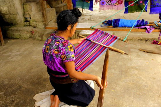 Fantastisch die Farben dieses gewobenen Tischläufers...