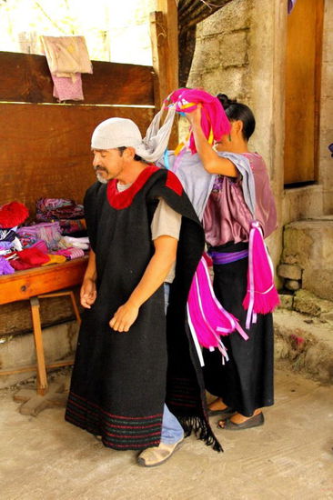 In der Zwischenzeit wird Cesar als spiritueller Führer eingekleidet...