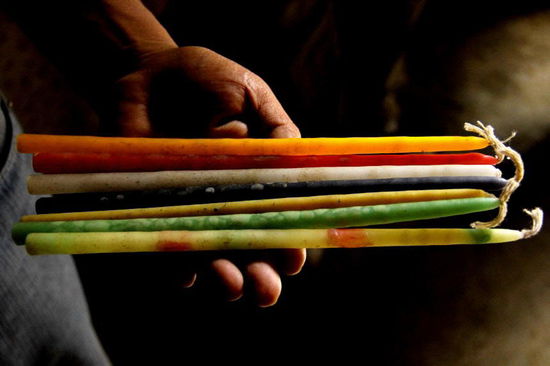 Die Farben finden sich auch in den Kerzen und den Getränkeflaschen bei den Gräbern wieder...; die grüne Farbe bedeutet "das Zentrum"...