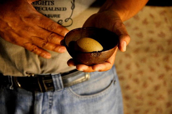 Im Weiteren zeigt er uns verschiedene Utensilien der Schamanen und erläutert die Bewandtnis damit...