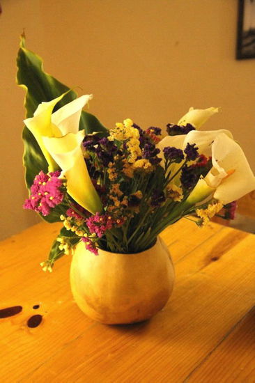 Auf dem Zocaló finden wir in einer Kneipe Zeit, um mal wieder ein paar Karten an unsere Verwandten zu schicken...; uups und draussen  regnet es in Strömen...