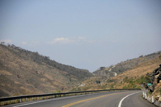 Auf der "Cuota" fahren wir Richtung Tuxtla Gutierrez, der Hauptstadt vom Bundesstaat Chiappas...