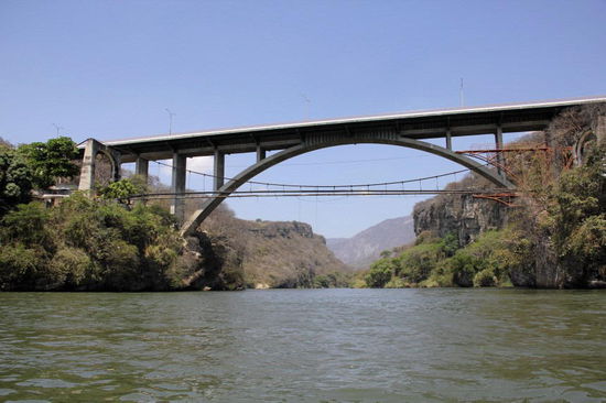 Bei dieser Brücke beginnt der NP...; der Sumidero NP ist ein Canyon, der vom Rio Grijalva durchflossen wird...
Mehr über den Rio Grijalva