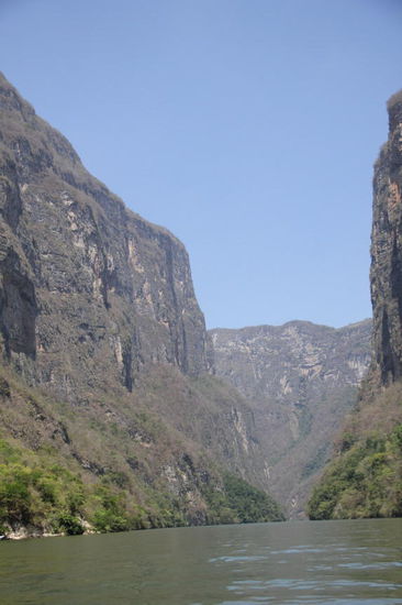 Hier sind die Felswände bis zu 1000 m hoch...