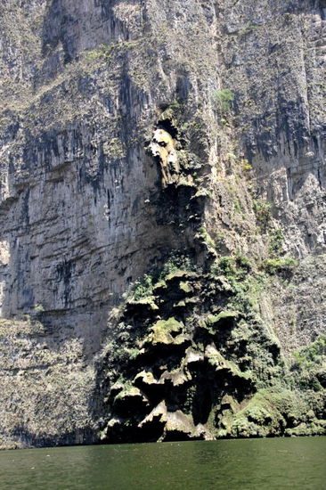 Im Moment zwar trocken, aber in der Regenzeit sprudelt hier ein hübscher Wasserfall...