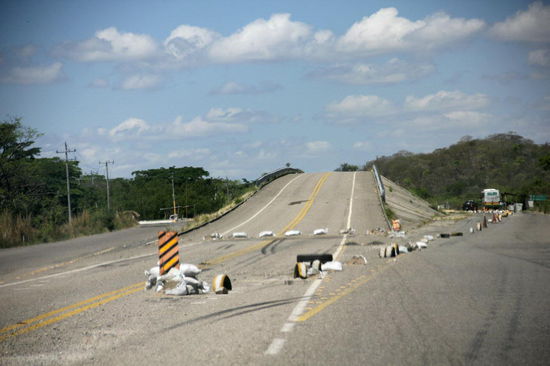 Bei dieser Umleitung können wir eine Militärkontrolle ungehindert passieren...
