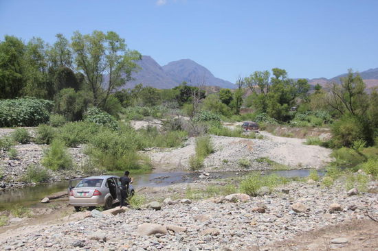 Was für PKW's knifflig werden kann, ist für uns kein Problem - 4x4 rein und über den Bach setzen...