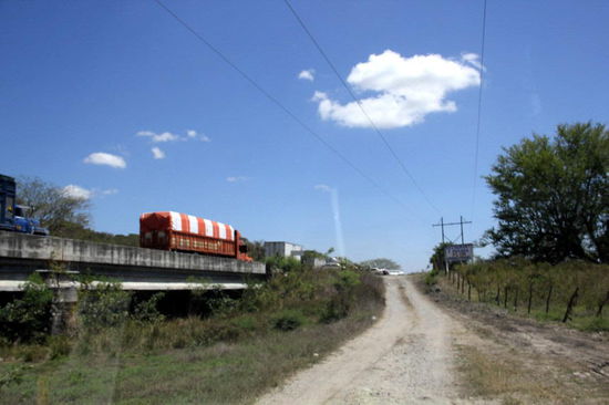 Da geht es zur Brücke hoch...!