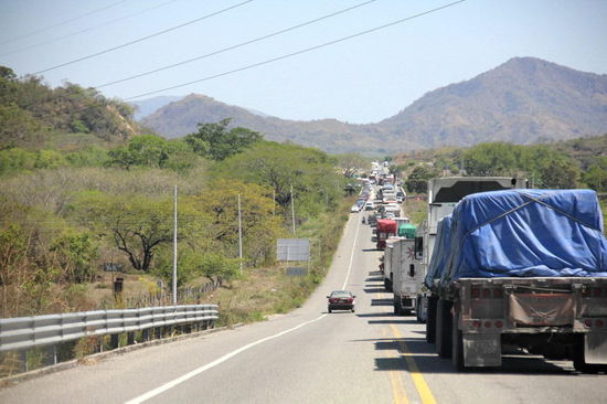 Und schon rollen wir Richtung Strassenblockade - wir voraus, da wir ja den Schleichweg kennen...