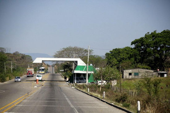 Heute ist die Strecke frei...; hier hatten die Lehrer vor 2 Tagen die Strasse blockiert....