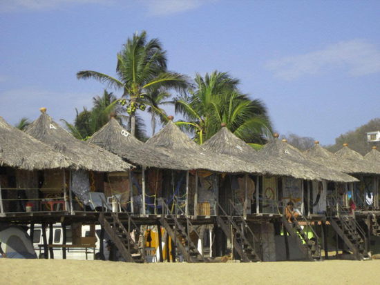 Die Hippie-Zeit ist hier noch nicht entschwunden...! Die einfachen Behausungen von damals...