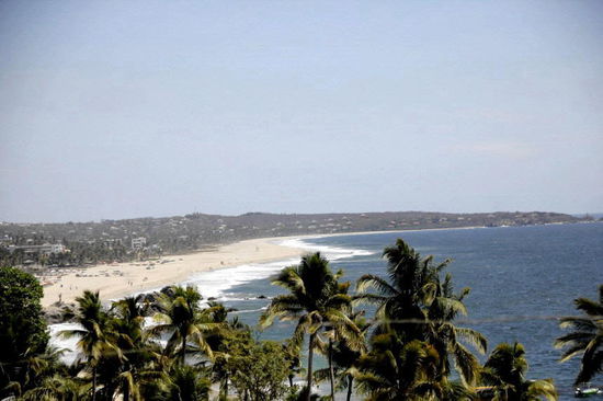 Die Bucht von Puerto Escondido...; vor allem im Monat Oktober bekannt als Paradies für Wellenreiter (-surfer)...; dann sollen hier ähnliche Wellen hereinbrechen wie vor Hawaii...