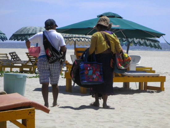 Nix zu machen für die Strandverkäuferinnen...