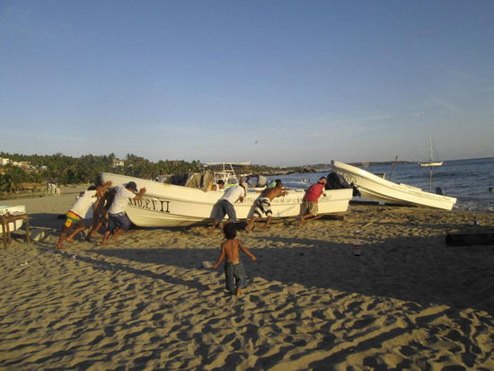Gegen Abend schieben die Fischer die Boote ins Wasser - man hilft sich gegenseitig...