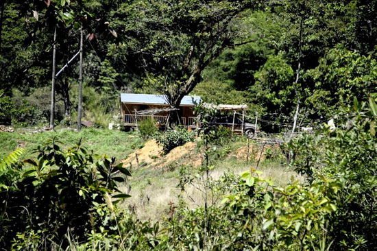 Einfache Häuschen säumen den Weg...