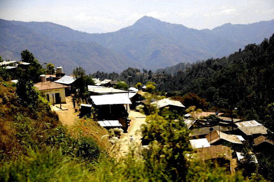 An die Hänge geklatschte Dörfer...