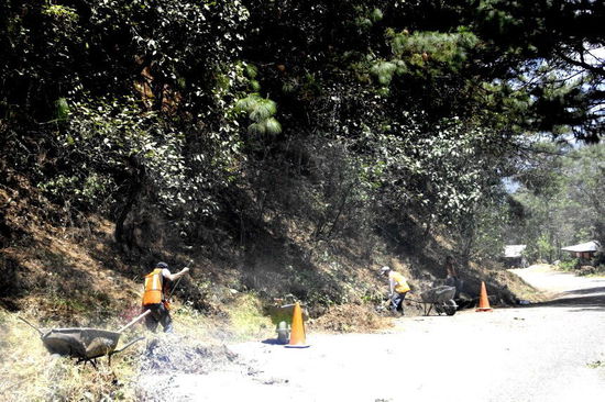 Strassenunterhalt ist eine gemeinsame Sache und wird im Frondienst durchgeführt...