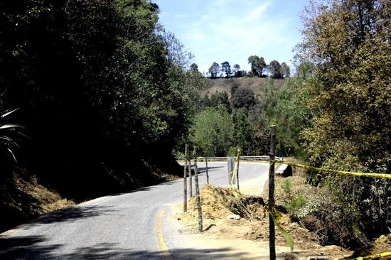 Hier ist die Strasse einfach weggerutscht, aber gut markiert...! Andere Stellen sind überhaupt nicht gezeichnet...
