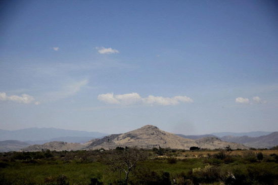 Überall verstreut liegen kleine Vulkankegel...