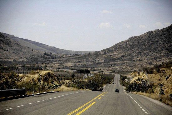 "Soweit die Räder rollen" - nach rund 7,5 Stunden treffen wir in Oaxaca ein...
Auf einem CP richten wir uns neben US-amerikanischen Reisenden ein...; einrichten, ein kurzer "Small-Talk"...; wir sind zu müde, um noch ein Bier trinken zu gehen...; die schöne, aber intensive Strecke hat uns echt "geschlaucht"...