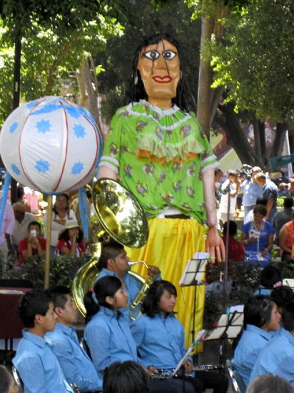 Eine Jugendband spielt flotte Musik und wirbt gleichzeitig für eine Tanzveranstaltung...