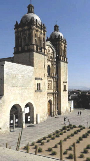 Die Kirche "Santo Domingo"...; hier sind es andere Agavensorten für die Herstellung des Mezcal...