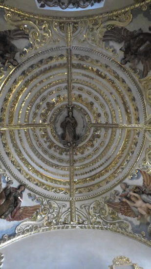 Kunstvoll gestaltete Decke mit den vier Evangelisten