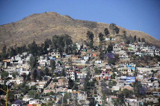Es ist zum "Verrücktwerden", aber irgendwie finden wir den Einstieg zu der Ruine Monte Albán nicht richtig...! Fragen, wenden - wieder fragen, wieder wenden...; die Stimmung im Leomobil war auch schon besser...