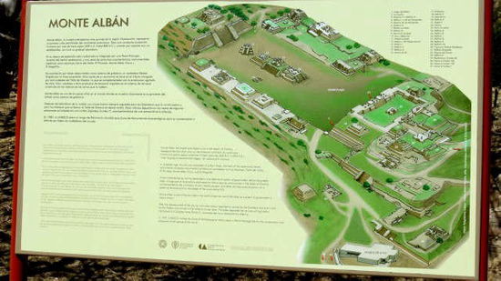 Monte Albán in der Übersicht...; Monte Albán war die Zapoteken-Hauptstadt...