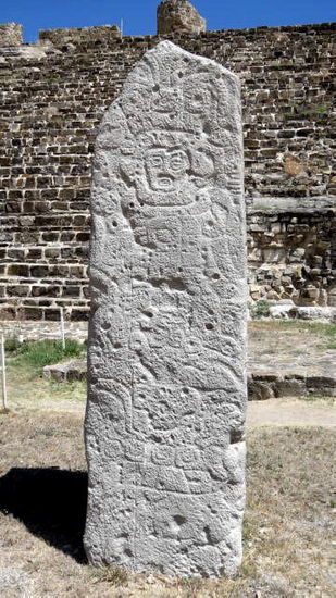 Stele mit Insignien...