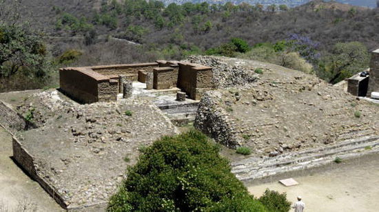 Die Wasserstelle der Anlage...;
Wir verlassen die Ruine Monte Albán, es ist schlicht ein "Muss", diese grandiose Anlage zu besichtigen...